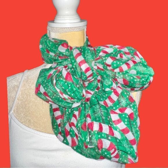 Infinity green Christmas scarf with adorable candy cane design! - Picture 4 of 5